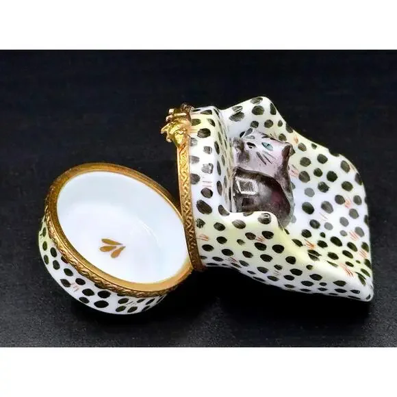 Limoges France Peint Main Cat on Leopard Chair Trinket Box w/ Mouse Clasp Signed - Picture 3 of 7